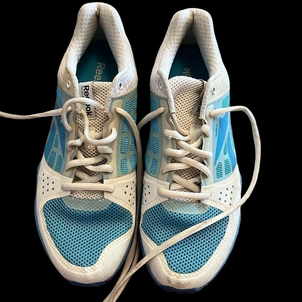 REEBOK custom-designed low sneaker, barely worn, size 8. - Picture 7 of 10